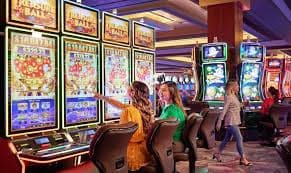 တိုက်ရိုက် ကာစီနို Dealer နှင့် Live Baccarat ကစားနေသောမြင်ကွင်း