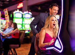 Live Blackjack ကဒ်ဂိမ်း Dealer နှင့် ကစားနေသောပုံ